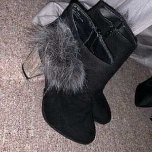 Olivia Miller Black booties with fur